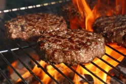 2 STEAKS HACHE AOP TAUREAU DE CAMARGUE BIOU DES MANADES