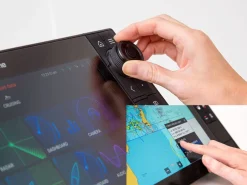 AXIOM 16 Pro-RVX. Ecran Hybride tactile multifonctions 16 pouces. sondeur 1kW CHIRP. DownVision. SideVision et RealVision 3D. Wifi. sans sonde